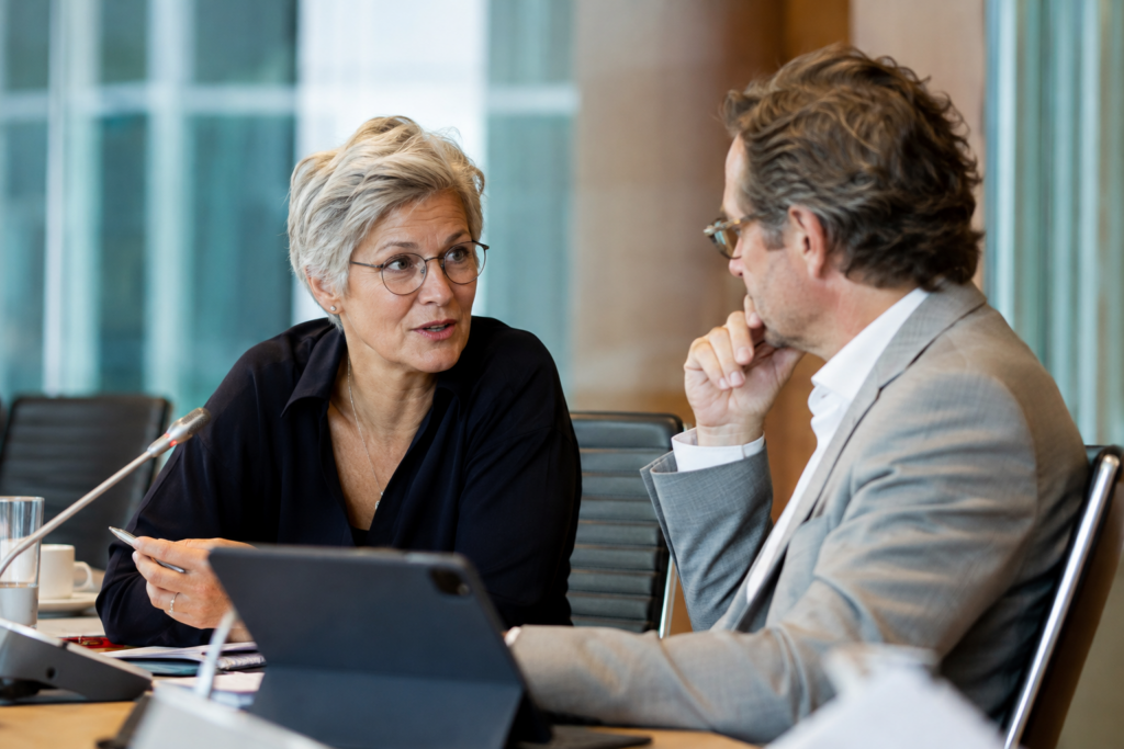 Toezichthouder en bestuurder in gesprek tijdens boardroomoverleg over governance
